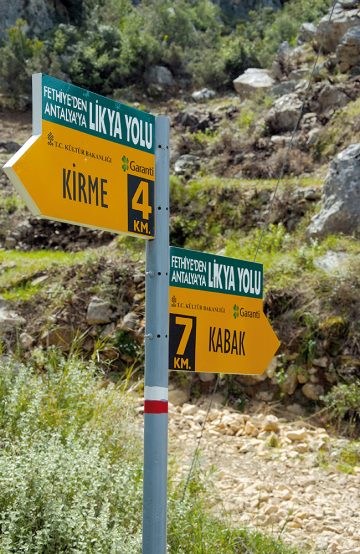 Hele Lycian Way er merket med hvite og røde striper, og noen steder står det tydelige, gule skilt. Foto: Ronny Frimann