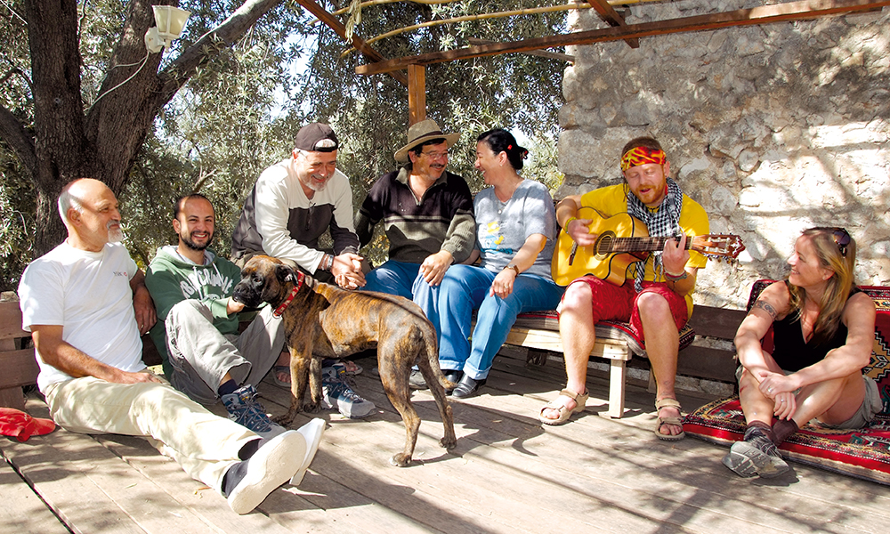 Første dagen ender turen hos Murat i hippie-campen Sultan, der farens venner hjelper ham å lage nye hytter for sesongen. Foto: Ronny Frimann
