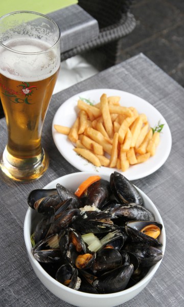 Blåskjell og chips er klassisk pubmat i Brugge. Foto: Runar Larsen