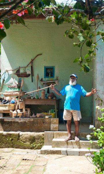 Julio de Almeida (82) har hatt Dois Rios som hjem i over 50 år. Nå står bare muren igjen av fengselet – med et lite museum inni. Foto: Gjermund Glesnes