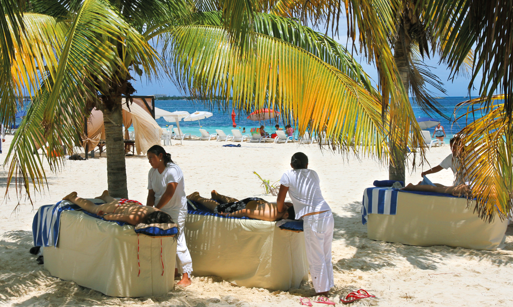 Selv skyggesiden av Mexico er en solskinnshistorie når det er snakk om massasje på stranda. Foto: Runar Larsen