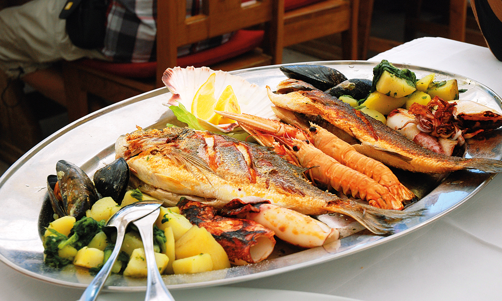 Fiske har vært en av byens hovednæringer, og på restaurantene finner du et bredt utvalg av fersk sjømat. Foto: Yvonne Melby Schulze 