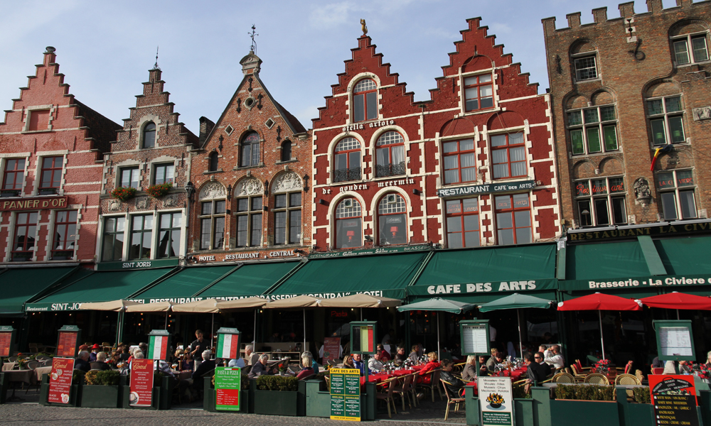 Markt er sentrum av Brugge, historisk markedsplass og et utmerket sted for utepils. Foto: Runar Larsen