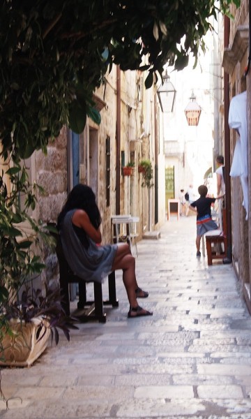 Små, trange smug og plasser med utsikt over havet gir Dubrovnik en helt spesiell stemning. Foto: Torild Moland