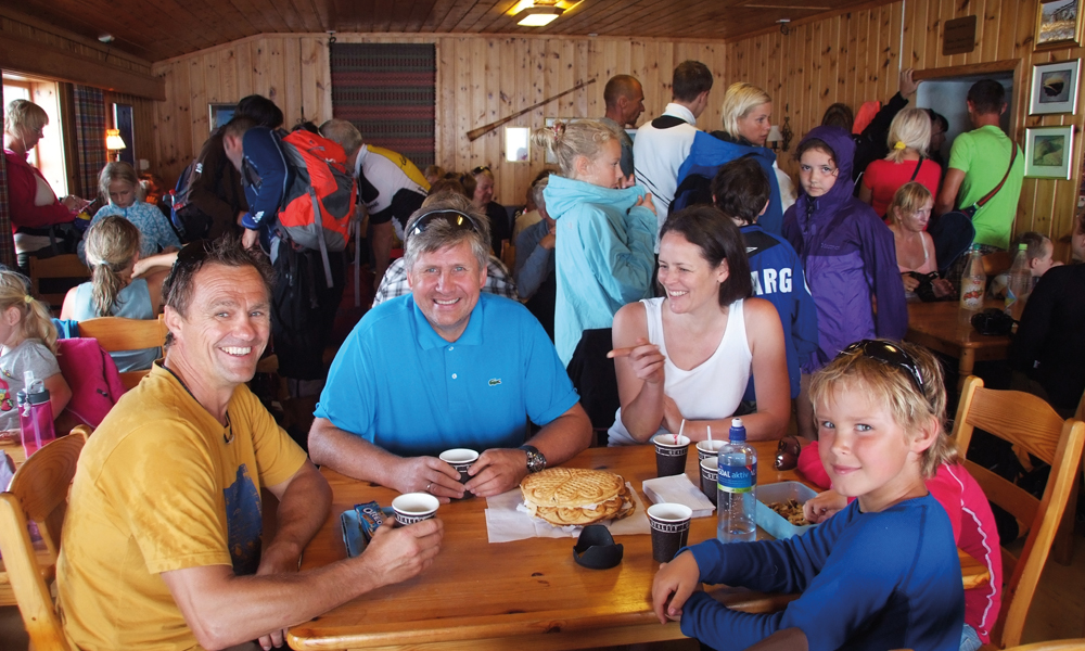 Turistforeningens hytte serverer varme vafler og kaffe. Foto: Torild Moland 