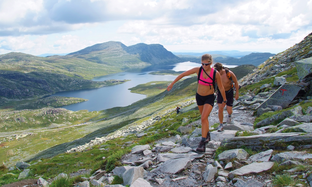 Noen tar turen raskere enn andre – disse trener til supertriathlonen Norseman, som kommer i mål på selveste toppen. Foto: Ronny Frimann