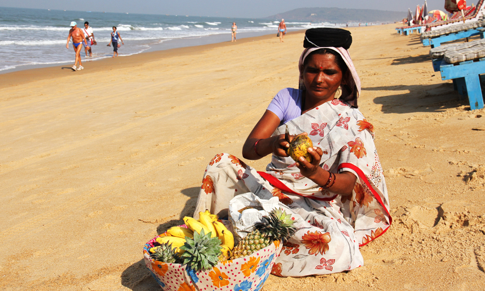 Lokale selgere selger frisk frukt på stranden. Foto: Runar Larsen