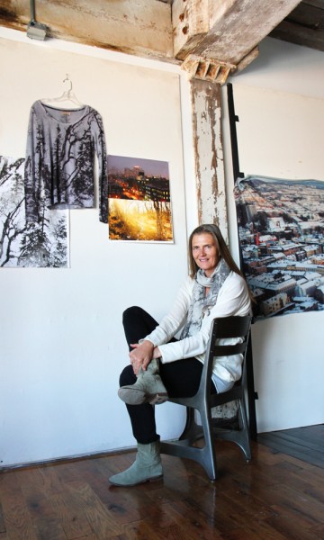Norske Cathrine Wessel er fotograf og klesdesigner i New York, og har sitt studio i en gammel taufabrikk i Greenpoint. Foto: Runar Larsen