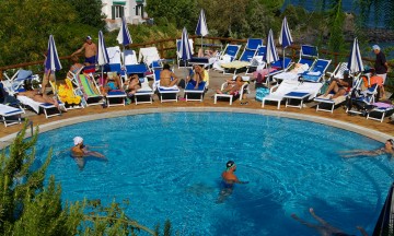 Undersjøiske vulkanutbrudd har skapt frodige Ischia i napolibukta. Fotturer og småbyliv er attraksjoner i tillegg til helsebringende kildevann. Foto: Marte Veimo