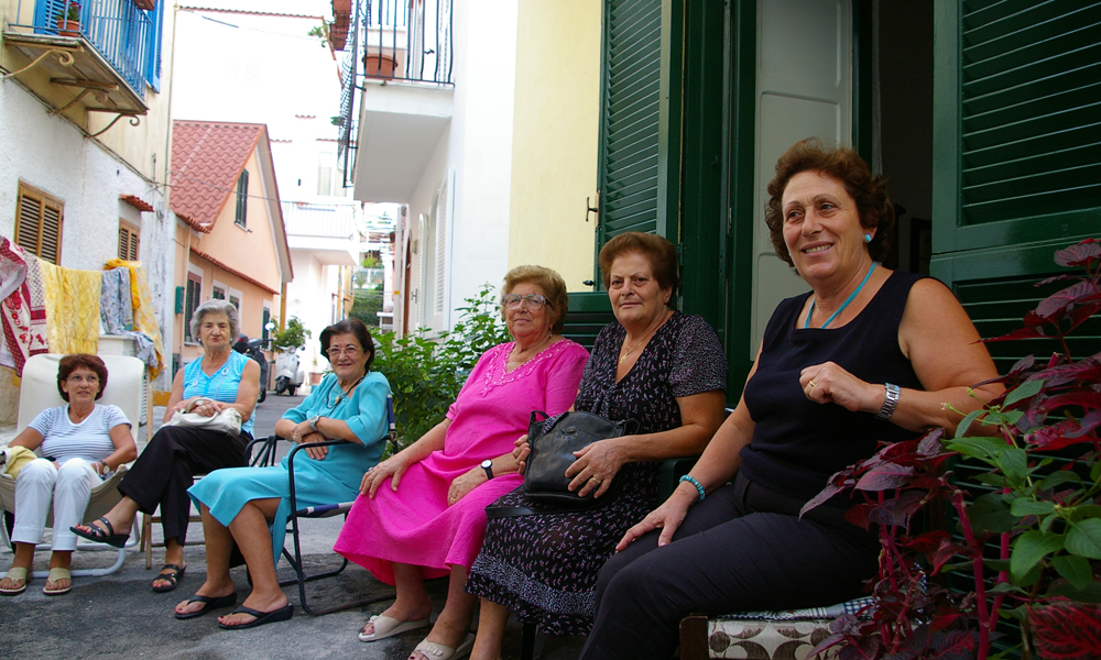 De lokale fruene har selv erfart at kildevannet gjør bra for kroppen. Over «hovedstaden» Ischia by ruver et middelalderslott. Foto: Marte Veimo