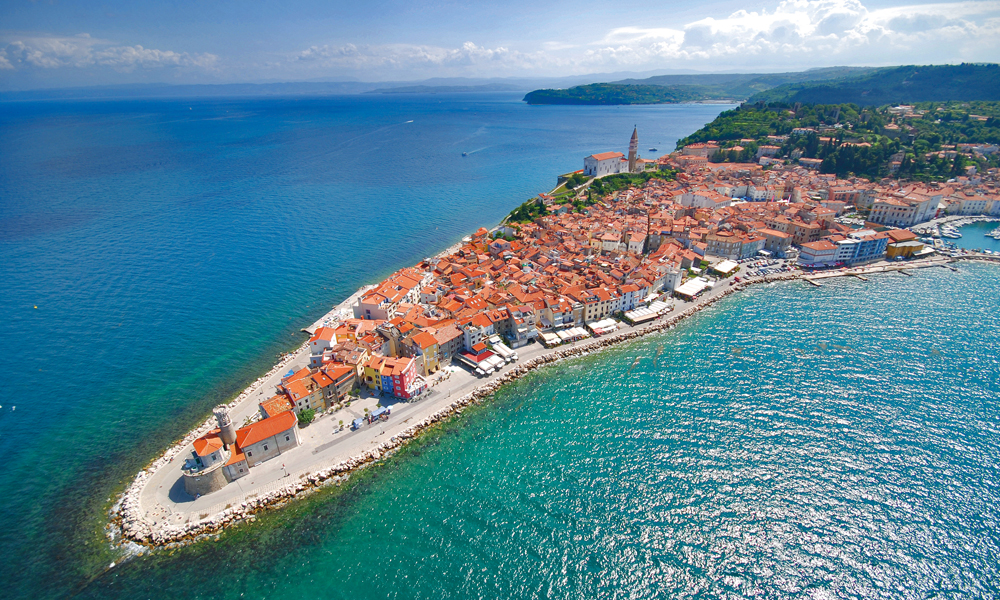 Piran har det meste: Gode restauranter, koselige kafeer og en herlig, avslappet stemning. Og et spektakulært utseende fra lufta. Foto: Slovenske Turistkontoret