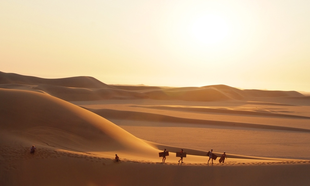Namibørkenen er verdens nest største ørken, og når solen faller ned i vest er utsikten over det endeløse sandhavet komplett uslåelig. Foto: Torild Moland