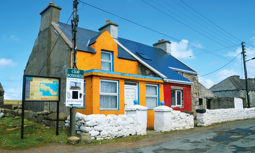 Små koselige og fargerike hus i Donegal. Foto: Marte Veimo