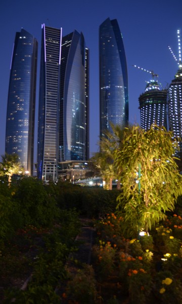 Den ene bygningen er høyere enn den andre i Abu Dhabi. Foto: Marte Veimo 