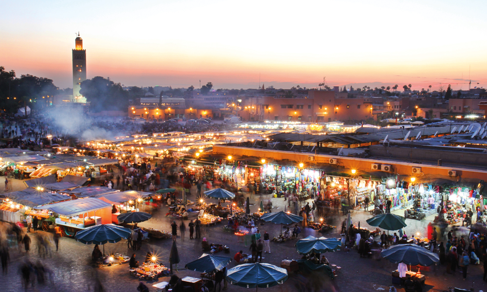 Djemaa el-Fna er sentrum av Marrakech. Det yrer av liv på plassen hele dagen, men stemningen blir ekstra spesiell når matbodene rykker inn mot kvelden. Foto: Runar Larsen