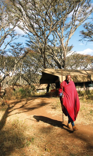 Siden leiren ligger midt ute i rovdyrenes områder, er det greit å vite at en påpasselig masai holder utkikk til enhver tid. Foto: Runar Larsen