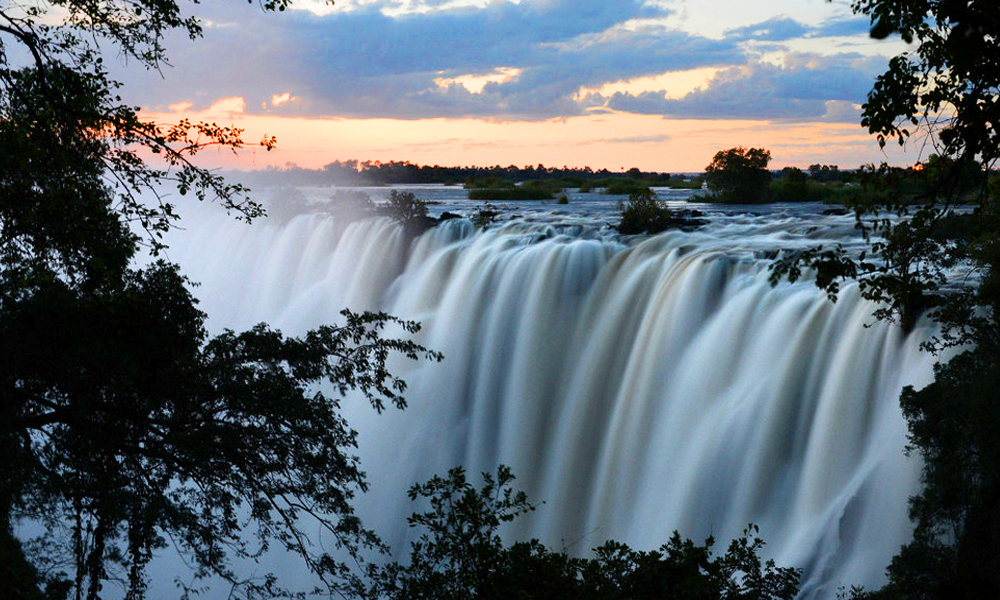 Victoriafallene på grensen mellom Zambia og Zimbabwe. Regntiden her varer fra desember til mars. Foto: Ronny Frimann