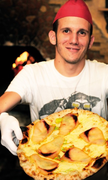 Vi var i det eksperimentelle hjørnet og bestilte pizza med sverdfisk-carpaccio, poteter og squashblomster. Foto: Paul Hughson