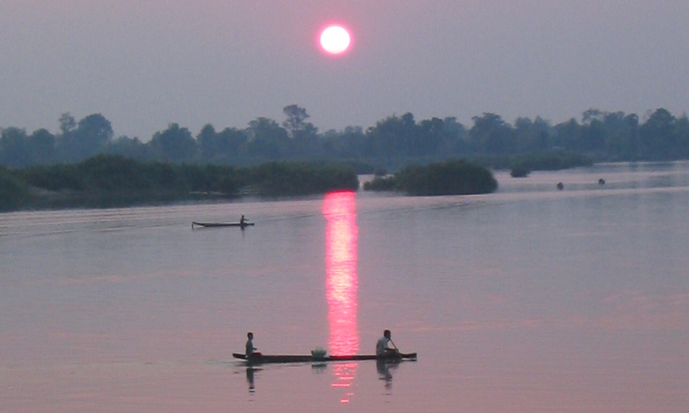 På øya Don Det i Laos går livet i bedagelig tempo. Og solnedgangen over Mekong er et fast høydepunkt. Foto: Runar Larsen