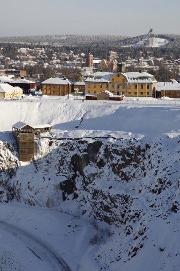 Stora Stöten - det store hullet midt i Falu Gruva - ble skapt i da deler av Falu koppargruva raste i 1687. Sammen med tårnet i hoppbakken på motsatt side av byen er den på mange måter Faluns topp og bunn - og mest kjente steder. Foto: Visit Södra Dalarna