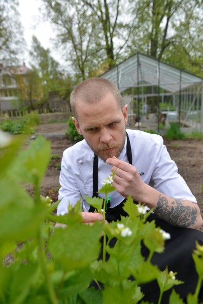 Johannes Persson har tatt etterutdanning i plantestell for å dyrke løkurt og andre smaksspissere i restaurantens urtehage. Foto: Gjermund Glesnes