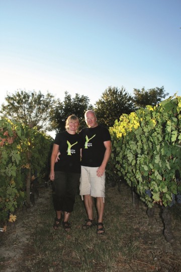 Hilde Ljungstrøm og Morten Johansen på Cascina Castagna, der de ønsker velkommen til overnatting i nyrenoverte ferieleiligheter med et glass fra egen avling. Foto: Marte Veimo.