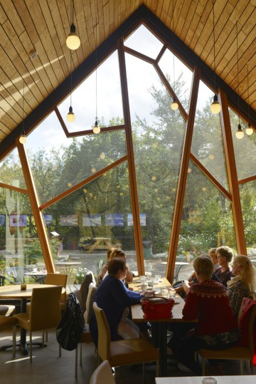 Café Björk i Akureyris botaniske hage byr på stilig arkitektur og gode kaker. Foto: Gjermund Glesnes