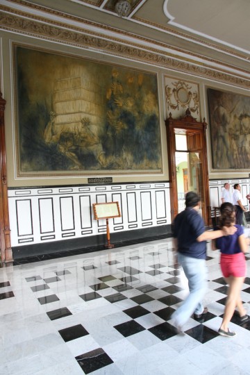 I gangen på rådhuset henger gigantiske kunstverk hvor byens historie fortelles i bildeform. Foto: Runar Larsen 