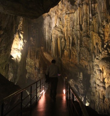 Dim Magarasi grotten går over 360 meter ned i fjellet, med stalagmitter og stalaktitter skapt av tidens tann. Foto: Runar Larsen
