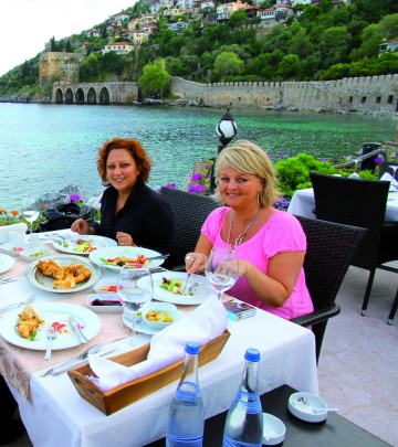 Margareth Dalen (t.h) fra Tønsberg skulle på ferie til Alanya, men endte opp som fastboende. - Det er dette som er det gode liv, synes hun. Foto: Runar Larsen