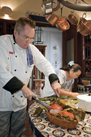 David Sterling er lokal mesterkokk, og lærer villig bort lokale kjøkkentradisjoner på kokkekurset Los Dos. Foto: Runar Larsen 