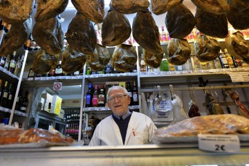 Zoilo Montero Aluarez (80) åpnet sin delikatessebutikk i Málagas gamleby i 1956, og er fortsatt stødig på labben når han skjærer skinke. Foto: Gjermund Glesnes