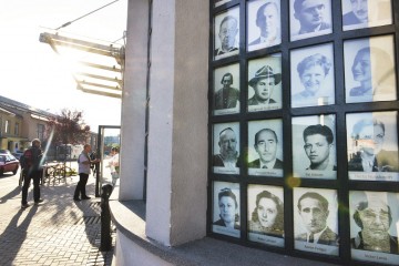 Fasaden på Schindler-museet er dekket av noen av de mange jødene som havnet på fabrikkeierens senere så berømte liste. Foto: Gjermund Glesnes
