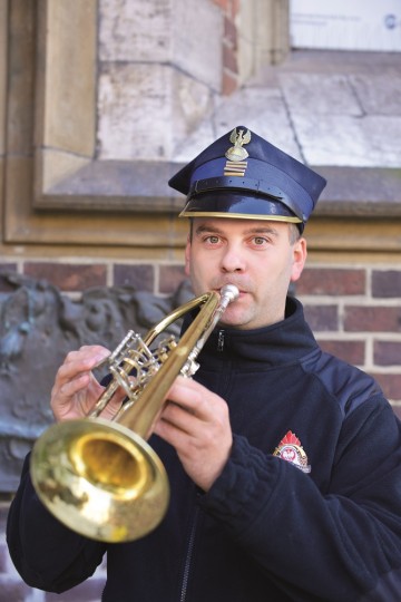 Łukasz Włodarczyk er en av syv brannmenn som sørger for at "Marias morgengry" spilles i Kraków hver time. Foto: Gjermund Glesnes