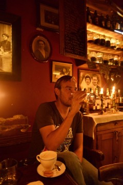Én rolig øl eller starten på en lang natt - i Kazimierz har du mange steder å velge mellom. Michal Mihal går gjerne til Mleczarnia. Foto: Gjermund Glesnes