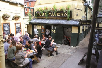 The Tavern har hatt mange berømte gjester, deriblant den senere amerikanske presidenten Bill Clinton. Foto: Runar Larsen