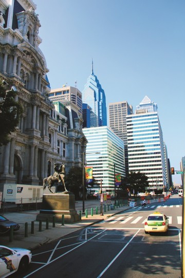 Philadelphia har både moderne skyskrapere og historiske bygninger - av og til side ved side. Foto: Kjersti Vangerud