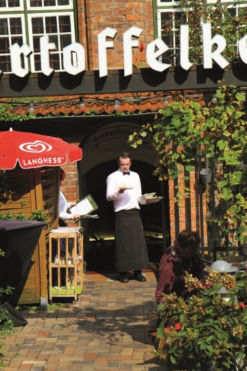 Hyggelige kneiper med ølhage og god lokalmat finner du overalt i Tyskland, også her i nord. Foto: Runar Larsen