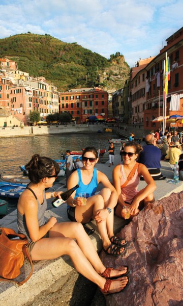 Amerikanske Tara Abbatucchio nyter utsikten og en flaske vin med søstrene Jamie og Michele på moloen i Vernazza. Foto: Runar Larsen