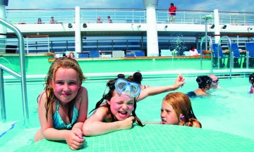 Glade barn i bassenget - for det skal mye til for å kjede seg på cruise. Foto: MSC