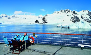 Som på de fleste cruise blir det tid til soling og det gode liv på dekk. Foto: Ronny Frimann