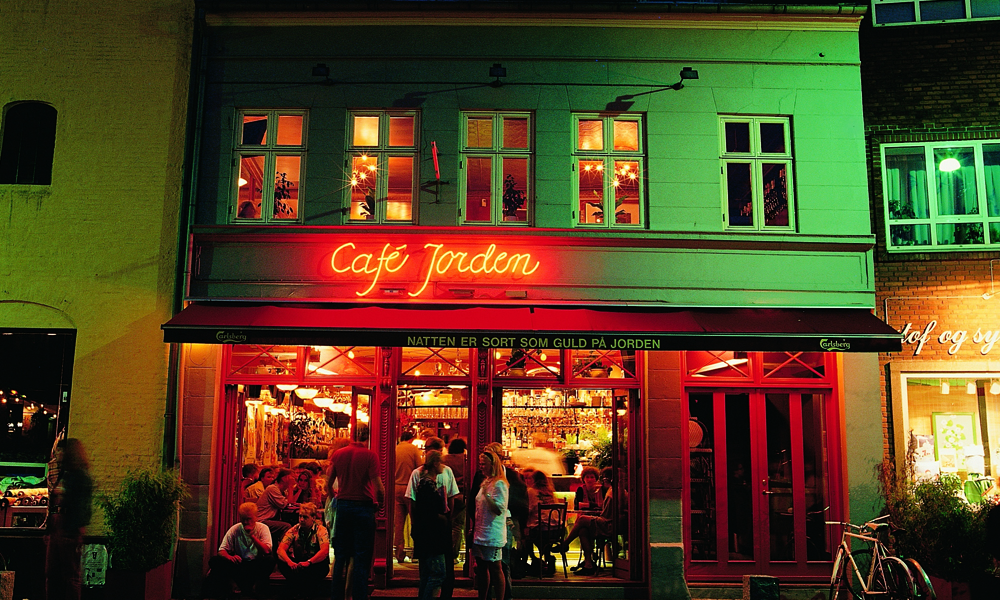 Byens korte avstander gjør det til en fryd å «hoppe» fra bar til bar på kveldstid. Foto: Visit Denmark