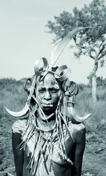 Kalotchi Barlalei mangler kanskje leppeplata som kjennetegner mursikvinner. Men mannen hennes har gitt henne mange andre ting å pynte seg med. Foto: Gjermund Glesnes 