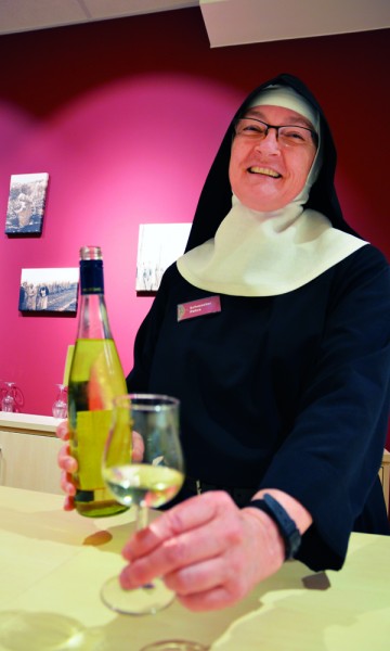 Følger man den nyåpnede Hildegard-stien fra Rüdesheim kommer man etter et par kilometer til en kirke, hvor nonnene selger selvprodusert vin i butikken ved siden av. Foto: Marte Veimo