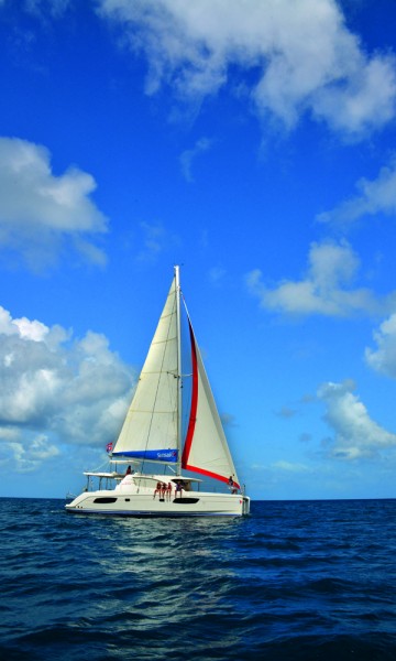 Med full spinnaker går det unna, og de fleste øyene i denne delen av Karibia ligger bare noen timer fra hverandre. Foto: Ronny Frimann