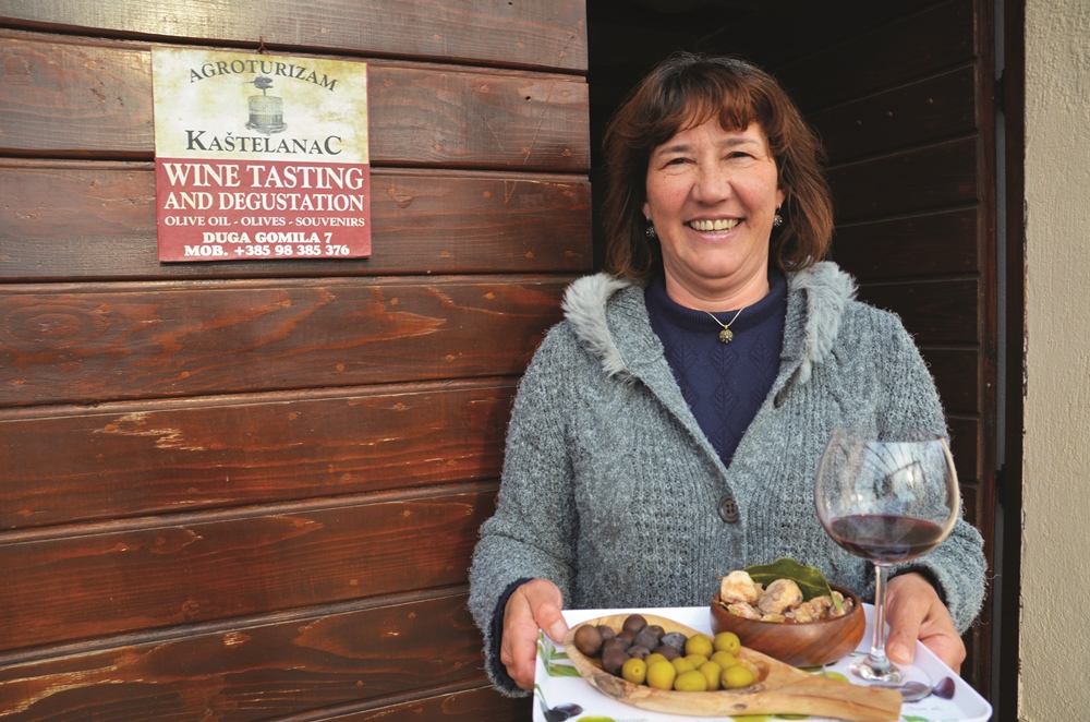 Sanja Kastelanac byr gjerne på selvplukkede oliven, egenprodusert olivenpate og vin fra egen hage. FOTO: MARTE VEIMO