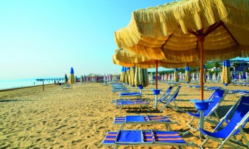 Stranden er aller finest ved den lille byen Vasto, der den ligger langstrakt og korngul. Foto: Marte Veimo