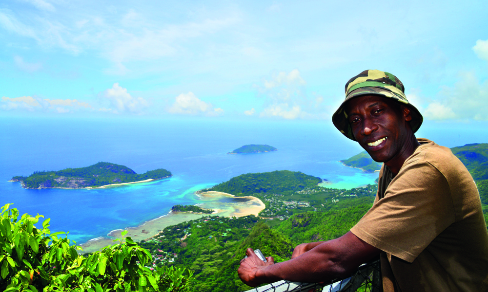 Guide Hansel nyter utsikten fra toppen av Morne Blanc. Foto: Ronny Frimann 