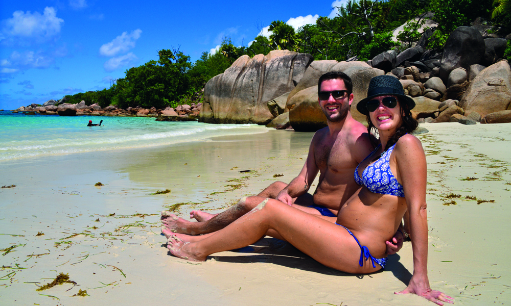 Seychellene står absolutt til forventingene, mener Giancomo Narino (30) og Federica Calandra (30), som har lille Eduardo (4 måneder) i magen. De nyter strandlivet på den prisbelønte stranda Anse Lazio. Foto: Ronny Frimann