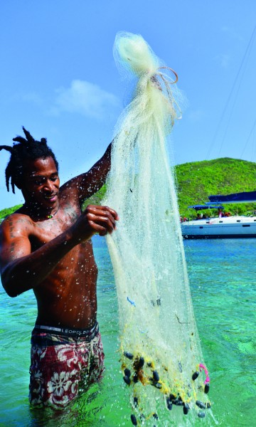 Bequia er et fisker- og tidligere hvalsamfunn, og den mest populære øya blant strandede jordomseilere. Dwaine Gregg henter småfisk en søndags morgen. Foto: Ronny Frimann